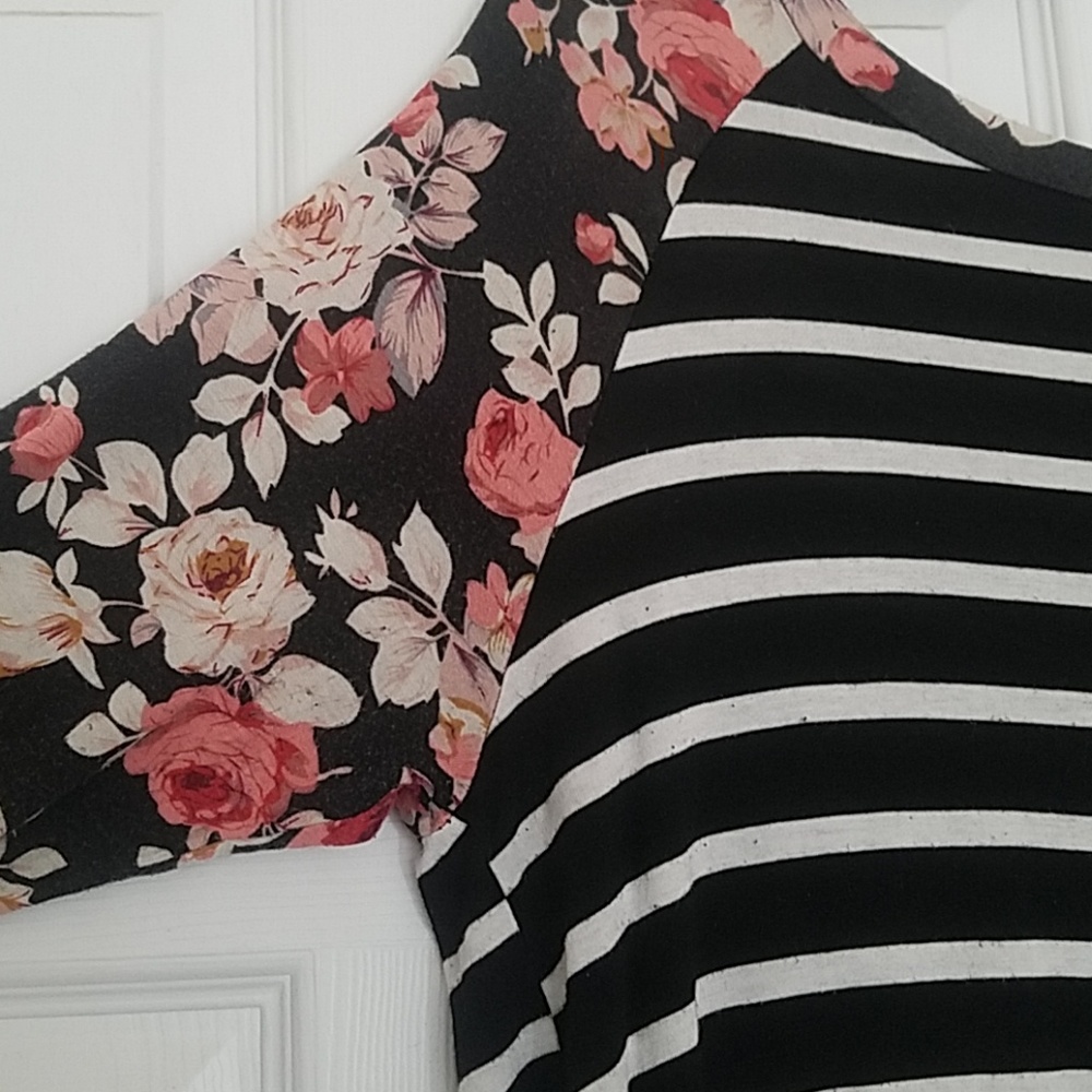 Multi-pattern blouse - Picture 2 of 3